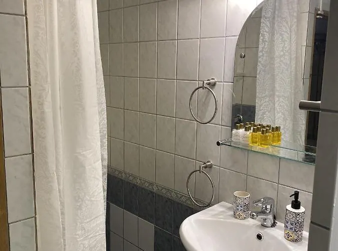 아파트 3Bdr Apartment With A Terrace In Kadriorg *