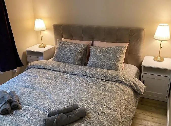 아파트 3Bdr Apartment With A Terrace In Kadriorg *